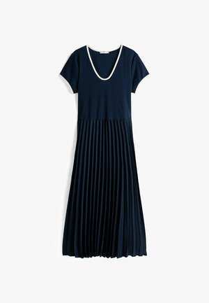 Abito blu navy a maniche corte con rifiniture bianche su scollo e maniche, con gonna plissettata di lunghezza midi.