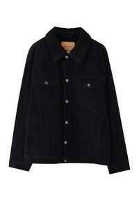 Veste en denim noir avec boutons-pression, deux poches à rabat sur la poitrine, poches latérales et un col en sherpa noir texturé.