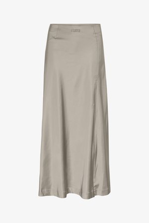 Beżowa długa spódnica z gładkiego materiału, z bocznym rozcięciem i detalami szycia. Prosta talia z wyszytym logo w pobliżu góry.