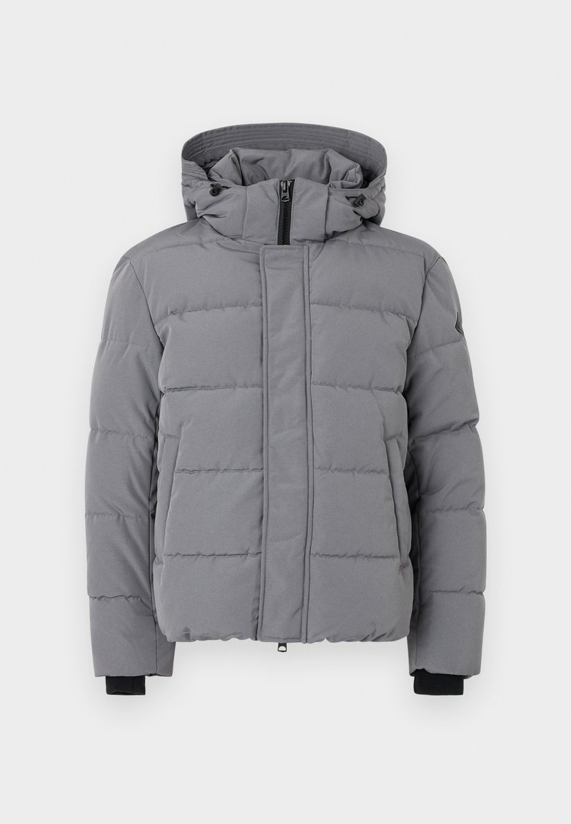 Chaquetón gris acolchado con un alto cuello, cremallera frontal y puños elásticos. Presenta costuras de acolchado horizontal y capucha con cordón.