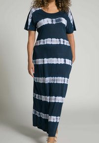 Marinblå maxiklänning i mjukt tyg med vita tie-dye ränder. Har korta ärmar och rundad halsringning, med en avslappnad passform.