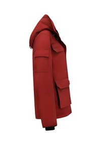 Rode waterdichte jas met een capuchon, meerdere zakken en een gestroomlijnd ontwerp. De stof lijkt glad met een matte afwerking.