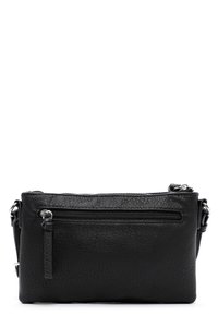 Černá kožená crossbody taška s texturovaným povrchem, obsahující přední kapsu na zip a nastavitelné ramenní popruhy. Kompaktní obdélníkový tvar.