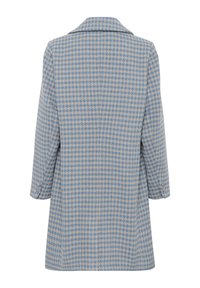 Cappotto a scacchi mordorato blu chiaro e beige, con colletto e maniche a tre quarti, caratterizzato da un taglio dritto e una fessura sul retro.