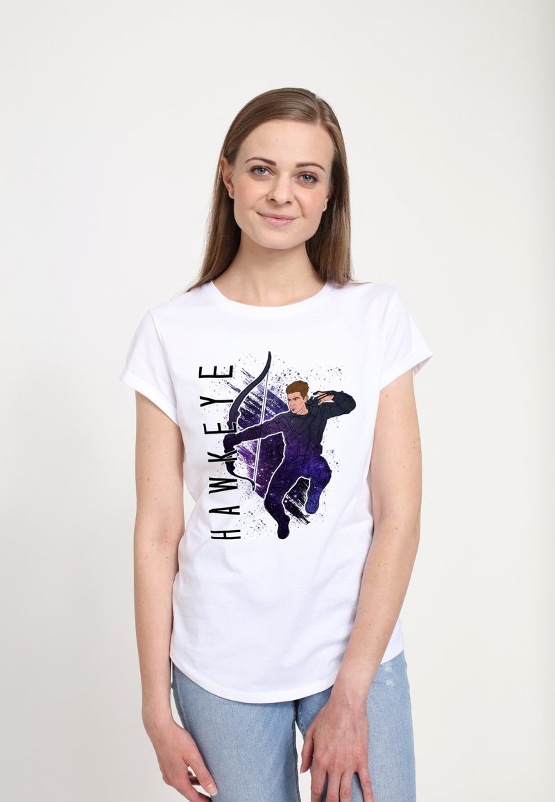 Bílý tričko s barevným grafikou postavy s lukem a šípem, vedle textu "HAWKEYE" velkými černými písmeny.