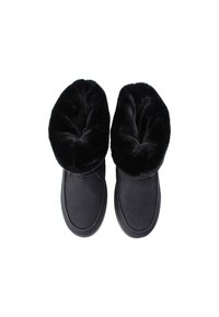 Svarta stövlar med en mjuk, fluffig svart foder och en slät yta. Lätt rundad tå och en platt, texturerad sula.