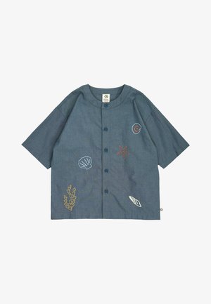 Niebieska koszula z krótkim rękawem i okrągłym kołnierzem, zapinana na guziki, z haftowanymi motywami morskim, w tym rozgwiazdą, muszlą i koralowcem.