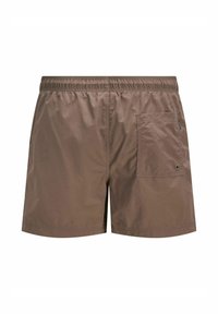 Barna úszóshort, rugalmas derékkal, egy hátsó zsebbel és sima, könnyű anyagból. Nincsenek látható minták vagy díszítések.
