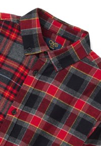 Rood en zwart geruite shirt met een kraag, voorzien van grijze en gele accenten. Gemaakt van zachte stof met knoopsluiten. OVS kids label zichtbaar.