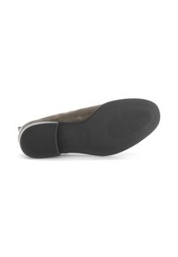 Bruine suède schoen met een rubberen zool. De zool heeft geprofileerde groeven voor grip, en de schoen heeft een ronde neus en een slank ontwerp.