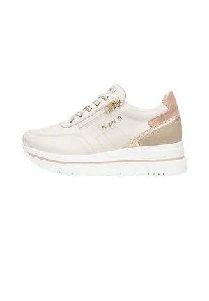 Sneaker in pelle bianca con dettagli beige e oro metallizzato, cerniera laterale, chiusura con lacci frontale e suola spessa bianca con una striscia beige.