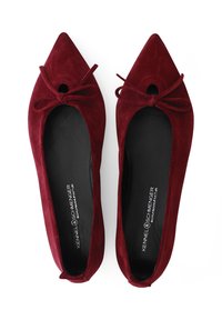 Burgunderfarbene Wildleder-Ballerinas mit spitzem Zeh, geknotetem Schleifendetail und Ausschnitten an der Vorderseite. Schwarze Innensohle mit Branding.