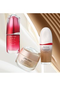 Shiseido REVITALESSENCE SKIN GLOW FOUNDATION SPF30 - Foundation - henna