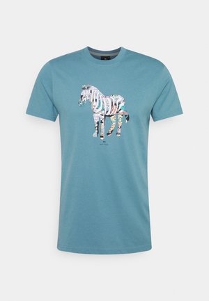 Camiseta de manga corta azul con un gráfico de cebra con un patrón colorido centrado en el pecho y un pequeño texto "PS Paul Smith" debajo.