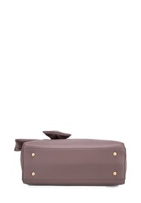 Borsa in pelle di un delicato mauve con una superficie liscia, forma rettangolare e dettaglio decorativo a fiocco. Presenta borchie in metallo color oro alla base.
