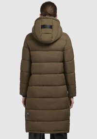 Lang, rektangulær, olivengrøn pufferjakke med hætte, med et sort logo tag ved halsen og ribbede manchetter. Glat tekstur, moderne design.