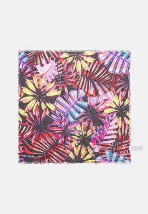 Firkantet stof med farverige tropiske bladmotiver i rød, pink, gul og blå på en mørk baggrund med frynset kant.