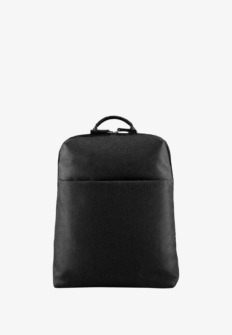 Mochila negra hecha de tela texturizada, con un asa superior, bolsillo frontal y cierre de cremallera suave. Logo mostrado en la parte inferior del frente.