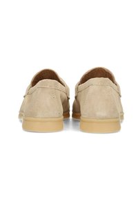 Beige Wildlederschuhe mit weicher Textur, runden Zehen und Gummisohlen. Die Rückseite verfügt über einen Steppstich und ein bequemes Slip-On-Design.