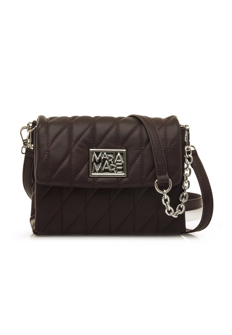 Borsa a tracolla marrone trapuntata con catena argentata e placca con logo. Presenta una forma strutturata e una texture liscia. Design compatto per gli accessori essenziali.