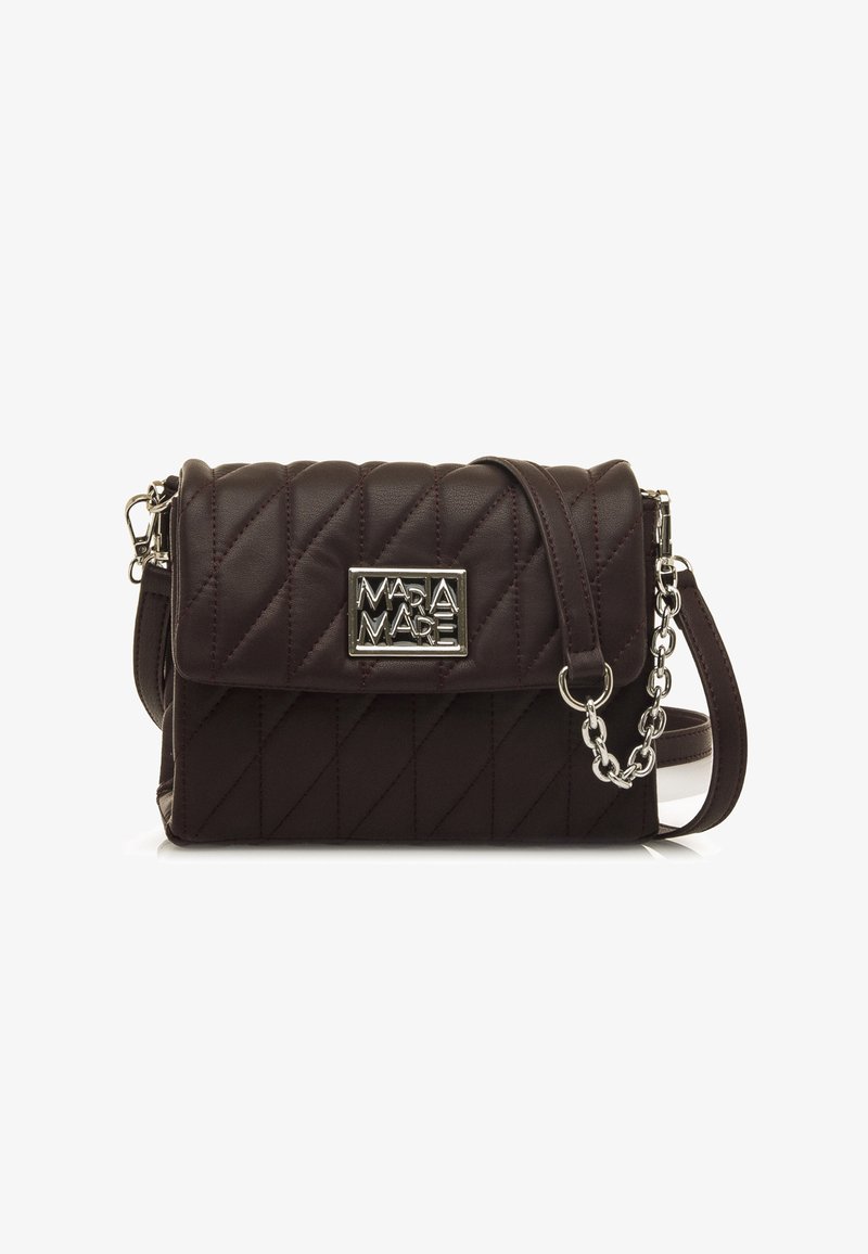Braune gesteppte Handtasche mit einem silbernen Kettenriemen und Logo-Plakette. Verfügt über eine strukturierte Form und eine glatte Textur. Kompaktes Design für das Wesentliche.