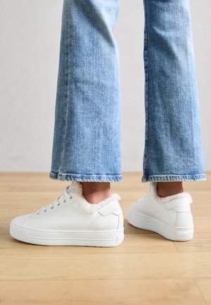 Trainers - white
