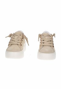 Sneakers in suede beige con suole bianche spesse, dotate di lacci a motivo diamante e occhielli metallici per i lacci.