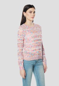 Strickpullover mit einem mehrfarbigen Muster in Pastellfarben, Rundhalsausschnitt und langen Ärmeln mit spitzenähnlichen Details am Saum.