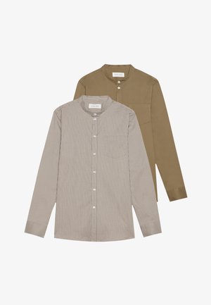 To lange ermer skjorter: en stripete i brunt og beige med knapp foran og lomme; en ensfarget olivengrønn med knapp foran og uten lomme.