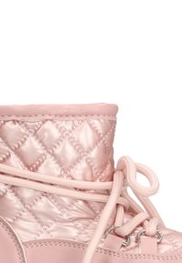 Botín de tobillo acolchado rosa con una textura brillante y suave, puntera redonda y cordones de contraste con detalles en metal.