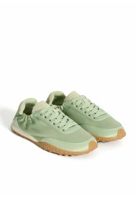 Groene satijnen sneakers met elastische hals, gestructureerde gumzool en bijpassende veters. Bevat logo en contrasterende stiksels aan de zijkanten.