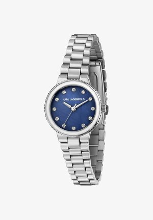 Zilverkleurig metalen horloge met een ronde blauwe wijzerplaat, versierd met kristallen uurmarkeringen en een gepolijste armband. Logo weergegeven onder 12 uur.