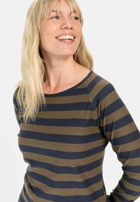 Langarmshirt mit horizontalen Streifen in Olivgrün und Marineblau, aus weichem Stoff, mit klassischem Rundhalsausschnitt.
