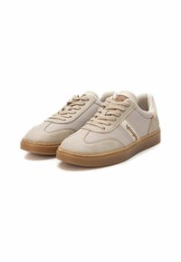 Zapatillas beige con parte superior de ante y cuero suave, diseño texturizado, cordones ligeros y suela de goma. Presentan sutiles acentos de marca.