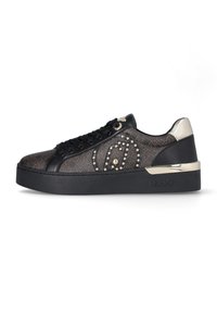 Sneaker neri e marroni con tomaia a motivi, dettagli con borchie e suola spessa nera. Dettaglio del tallone in oro metallico. Design con lacci.