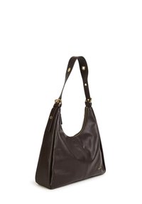 Borsa a spalla in pelle marrone scuro dalla forma semi-circolare, con accenti in metallo dorato e chiusura superiore con cerniera. Presenta una tracolla ampia.