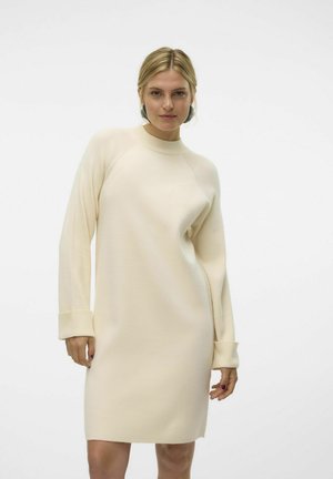 Abito lavorato a maglia color crema con colletto alto, maniche lunghe a righe e vestibilità morbida. Texture liscia e design fino al ginocchio.