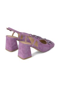 Scarpe con tacco in suede viola, con tacco a blocco quadrato, lati aperti e decorazioni in perline lungo la fascia frontale.