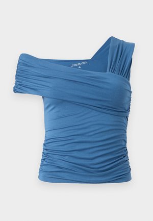 Haut bleu, à épaules dénudées, en tissu extensible avec des détails froncés sur les côtés et une conception à une seule bretelle large. Texture lisse.