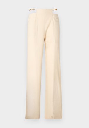 Hlače s širokimi nogavicami iz kremnega blaga z gladko teksturo, z visokim pasom in zlatimi verižnimi detajli na pasu.