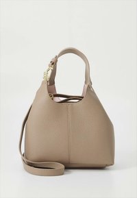 Borsa a tracolla in pelle color cuoio con una trama granulosa, manico superiore corto e tracolla rimovibile. Presenta dettagli in metallo dorato.