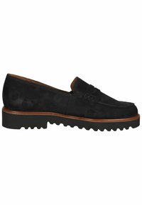 Mocassins en daim noir avec une pointe arrondie, présentant de subtils accents de couture et une semelle en caoutchouc crantée robuste. Finition en cuir brun autour de l'ouverture.