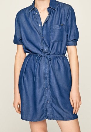 Abito camicia in denim, maniche corte, chiusura frontale con bottoni, vita cintrata con lacci, tasca sul petto, di colore blu scuro, texture liscia, design casual.