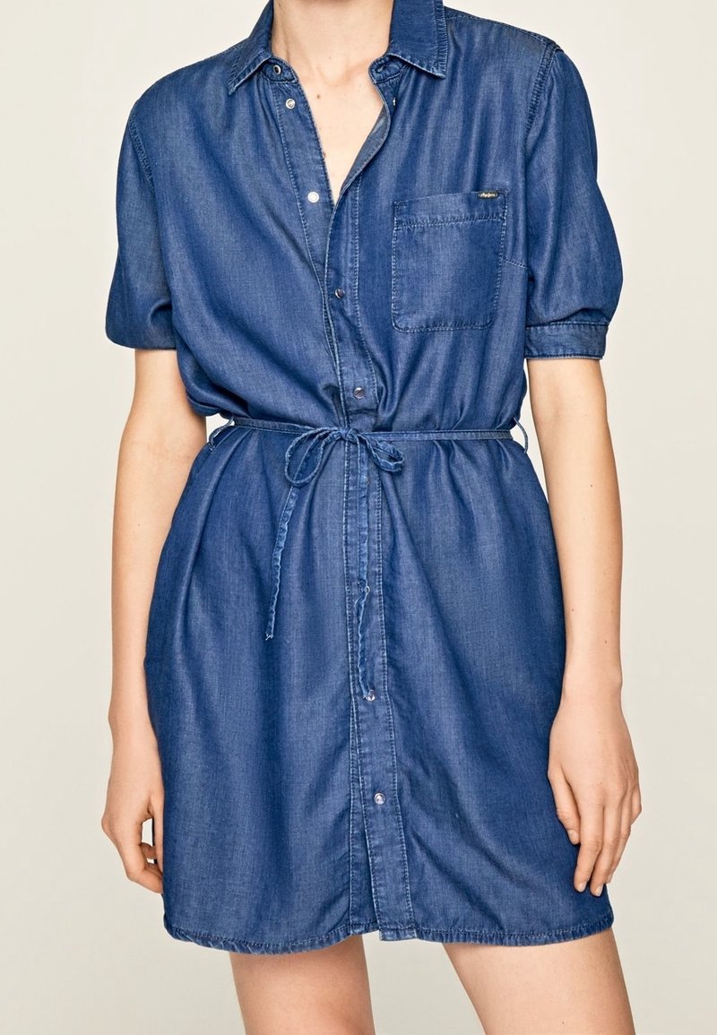 Jeansklänning, korta ärmar, knappstängning fram, insvängd midja med knyt, bröstficka, i mörkblått, slät textur, avslappnad design.