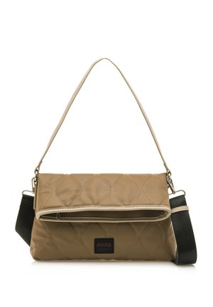 Borsa a tracolla trapuntata color tannato con chiusura superiore a zip, dettagli crema e una tracolla nera rimovibile. Presenta una tasca frontale con un'etichetta logo.