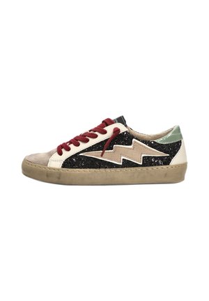 Zapatilla baja con lado de purpurina negra, rayo beige, pestaña del talón verde, puntera beige, cordones rojos y suela de goma marrón.