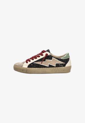 Zapatilla baja con lado de purpurina negra, rayo beige, pestaña del talón verde, puntera beige, cordones rojos y suela de goma marrón.