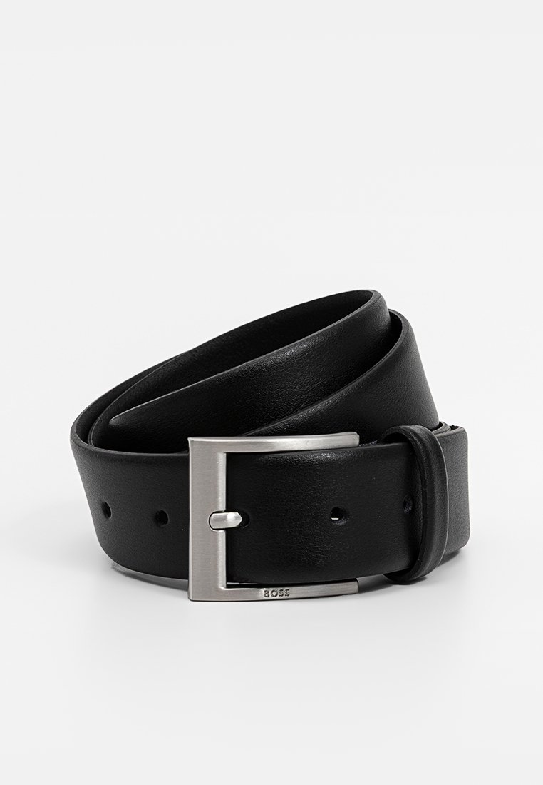 Ceinture en cuir noir roulée, dotée d'une boucle en métal rectangulaire argentée avec "BOSS" gravé dessus.