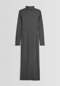 Abito grigio lungo e aderente realizzato in tessuto a maglia a costine, con maniche lunghe e collo alto. Presenta una texture liscia e un design minimalista.