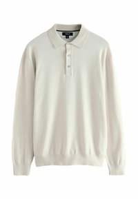 Polo de manga larga color beige claro con cuello, tres botones y puños elásticos. Textura suave y diseño clásico.